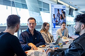 Student talking with Dürr AG representative