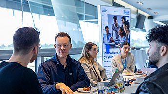 Student talking with Dürr AG representative