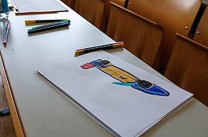 Kinder beim Malen und Basteln