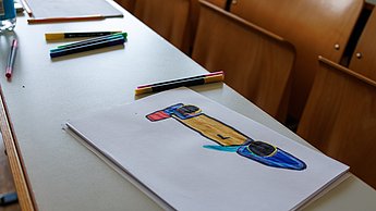 Kinder beim Malen und Basteln
