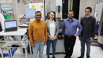 Die offizielle Übergabe der neuen Erodierbohrmaschine erfolgte Anfang Oktober: Dr. Pankaj Kolhe (IWWT), Larissa Kerres (AGEMA), Professor Kai Oßwald und Jonas Becker (IWWT) (v.l.n.r.). (Foto: Sophia Zundel/Hochschule Pforzheim)
