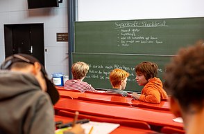 Workshopsituation: Kinder präsentieren ihre Ergebnisse.