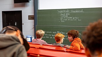 Workshopsituation: Kinder präsentieren ihre Ergebnisse.