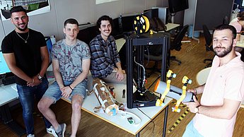 Studierende des Wirtschaftsingenieurwesens entwickelten „Nessi“, den Protoyp eines Unterwasser-Roboters, der mittels einer im Inneren verbauten Steuerungseinheit bedient werden kann.