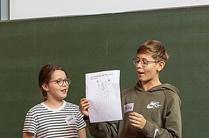 Workshopsituation: Kinder präsentieren ihre Ergebnisse.