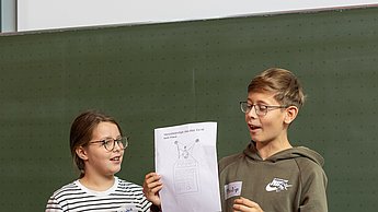 Workshopsituation: Kinder präsentieren ihre Ergebnisse.
