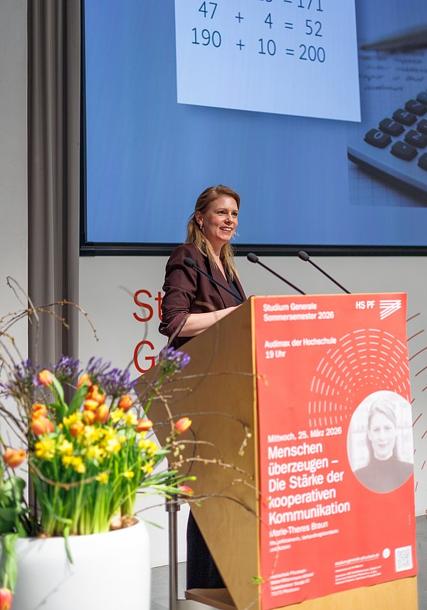 Frau vor Rednerpult im Audimax der Hochschule Pforzheim.