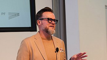 Jean Hamacher, Chairman of the Advisory Board at Objektkultur Software GmbH and an alumnus of Pforzheim Business School, emphasizes the importance of his words with a gesture