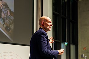 Professor Hensel referiert über das Projekt Kupfer