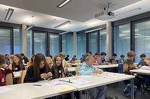 Kindergruppen lösen Rätsel