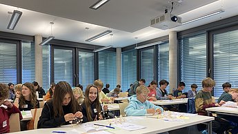 Kindergruppen lösen Rätsel