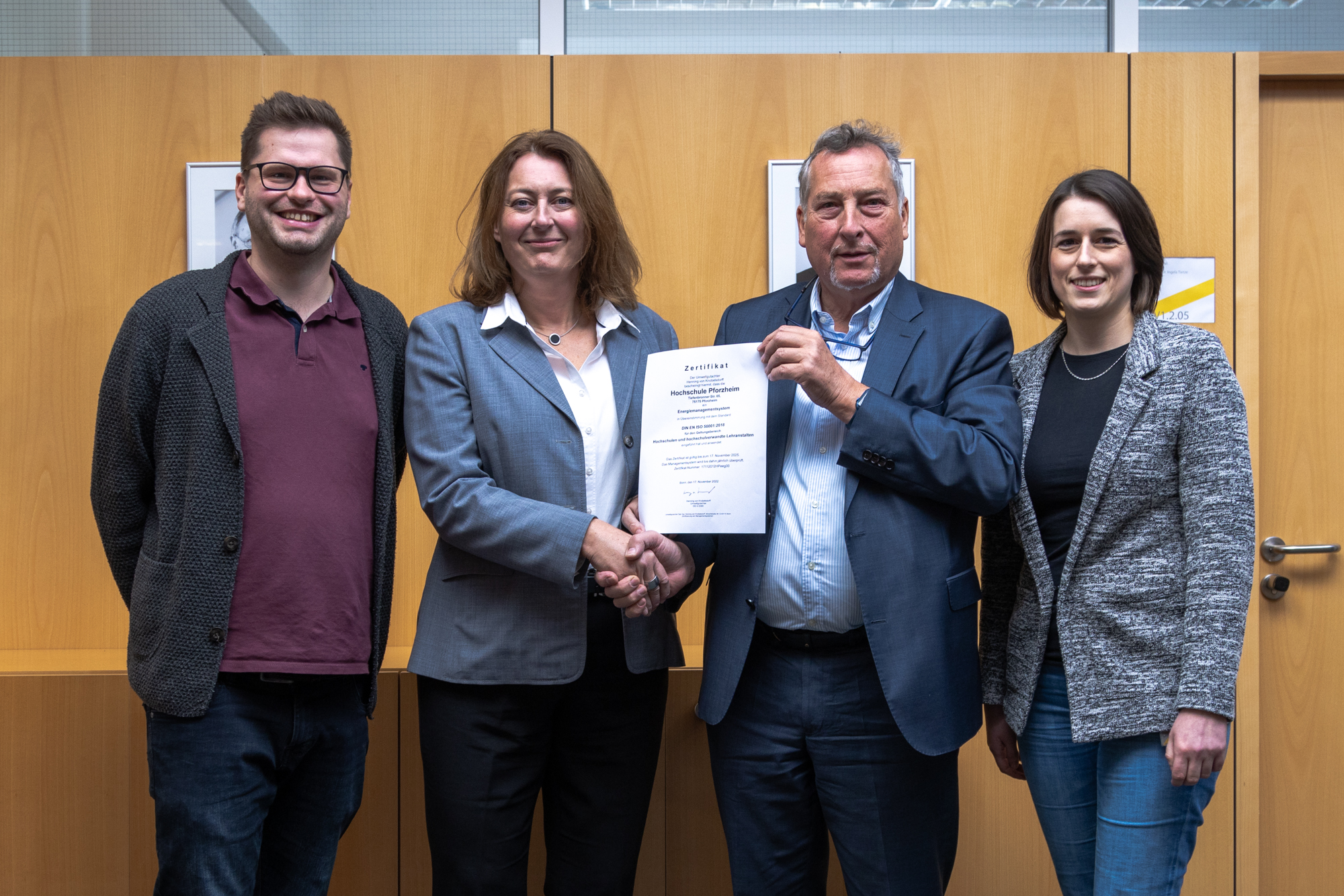 Überreichung einer Urkunde für das Energiemanagement der Hochschule Pforzheim