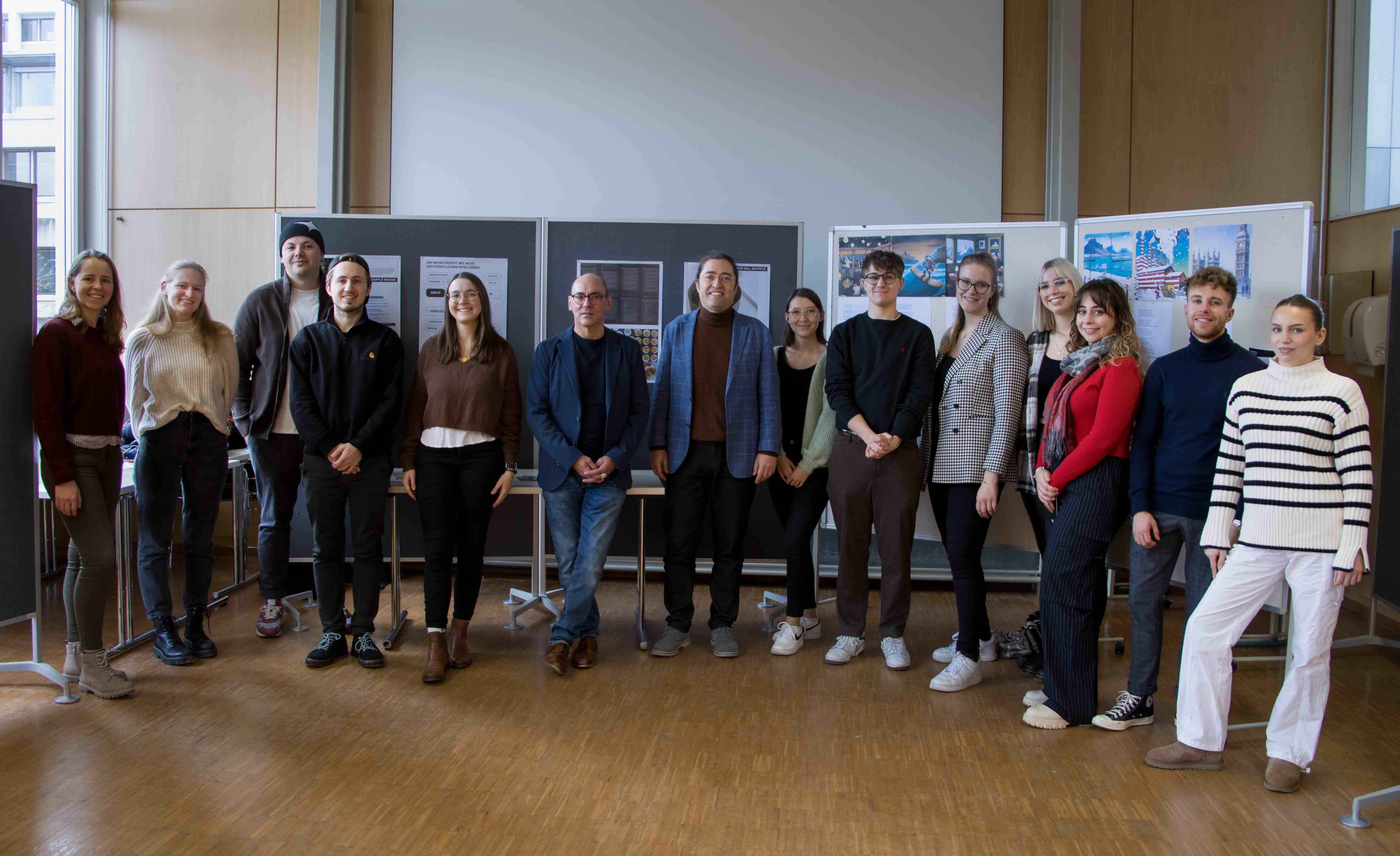 Studierende und Professoren präsentieren in einer kleinen Vernissage ihre Ergebnisse zu KI und Kunst