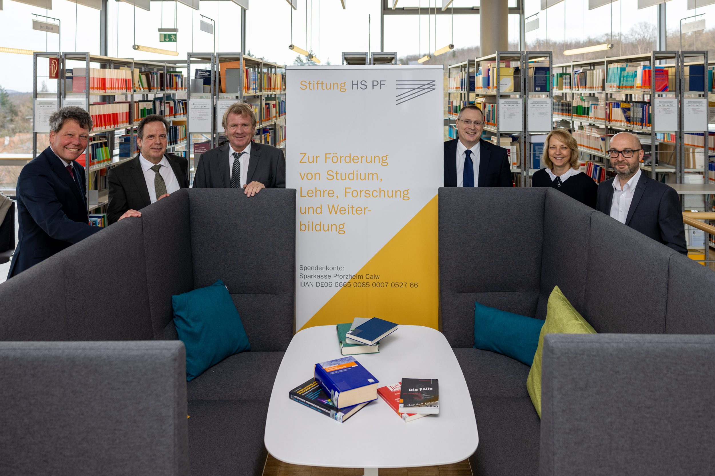 Übergabe der Stifter: Die neuen Sitzgelegenheiten in der Bibliothek sind ein echter Hingucker.