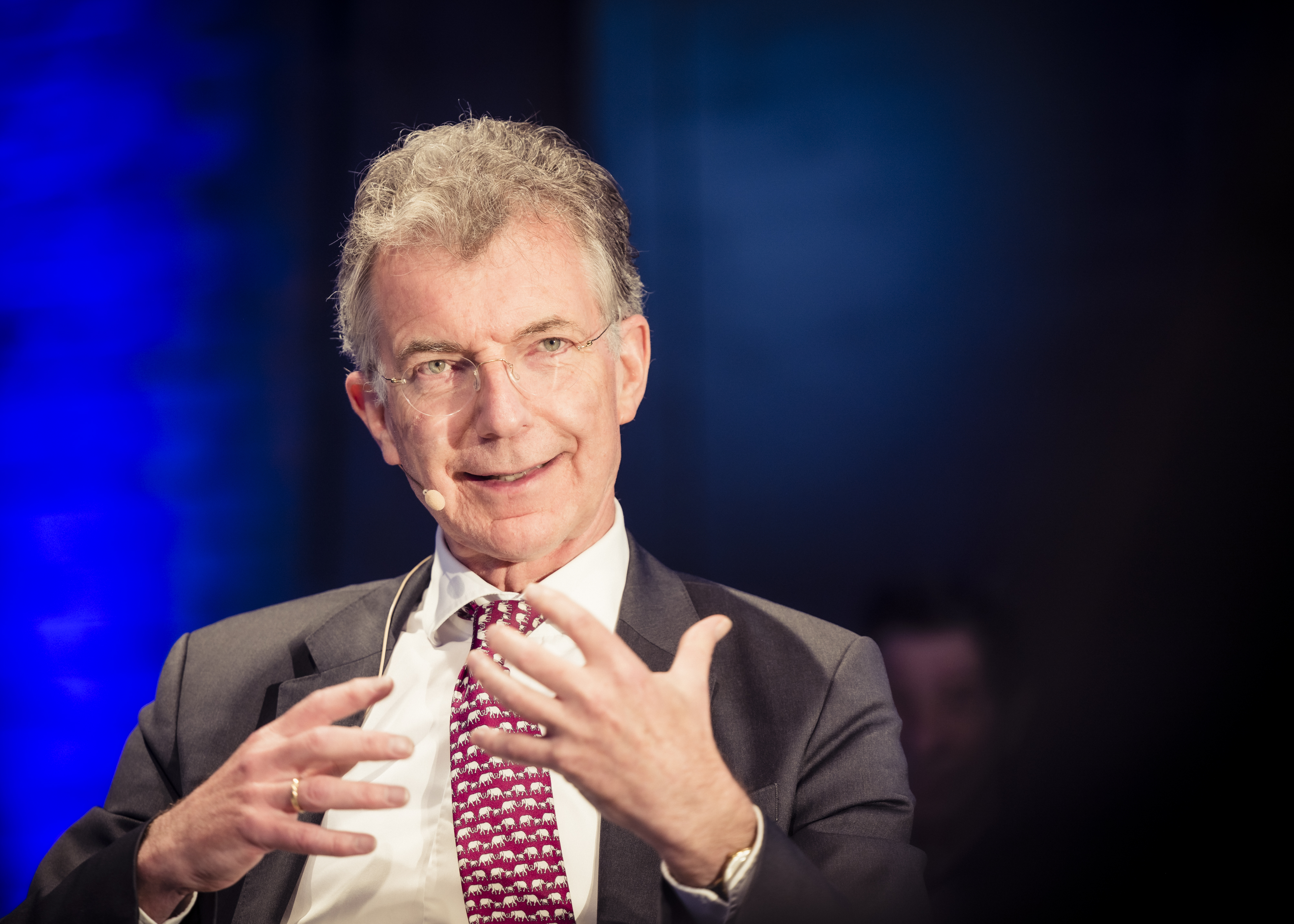 Ein Mann (Christoph Heusgen) erklärt etwas, aufgenommen während eines Interviews.