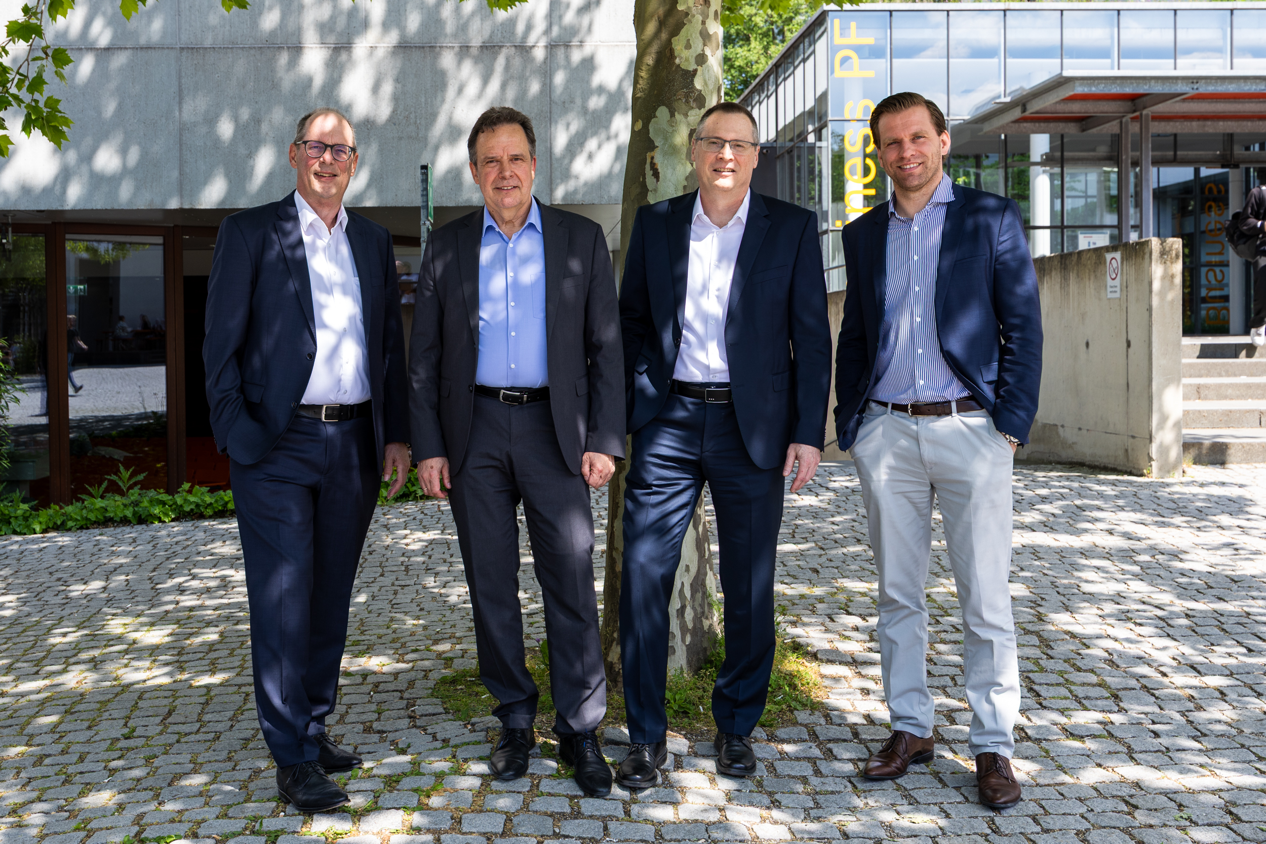 Freuen sich über die finanzielle Unterstützung der Stiftung der Hochschule Pforzheim (v. l. n. r.): Stephan Scholl (ehemaliger Vorstandsvorsitzender der Sparkasse Pforzheim Calw), Prof. Dr. Ulrich Jautz (Rektor der Hochschule Pforzheim), Matthias Belser (Stiftungs-Verwaltung Sparkasse Pforzheim Calw) und Fabian Plentz (COO Rutronik). Foto: Cornelia Kamper / Hochschule Pforzheim.
