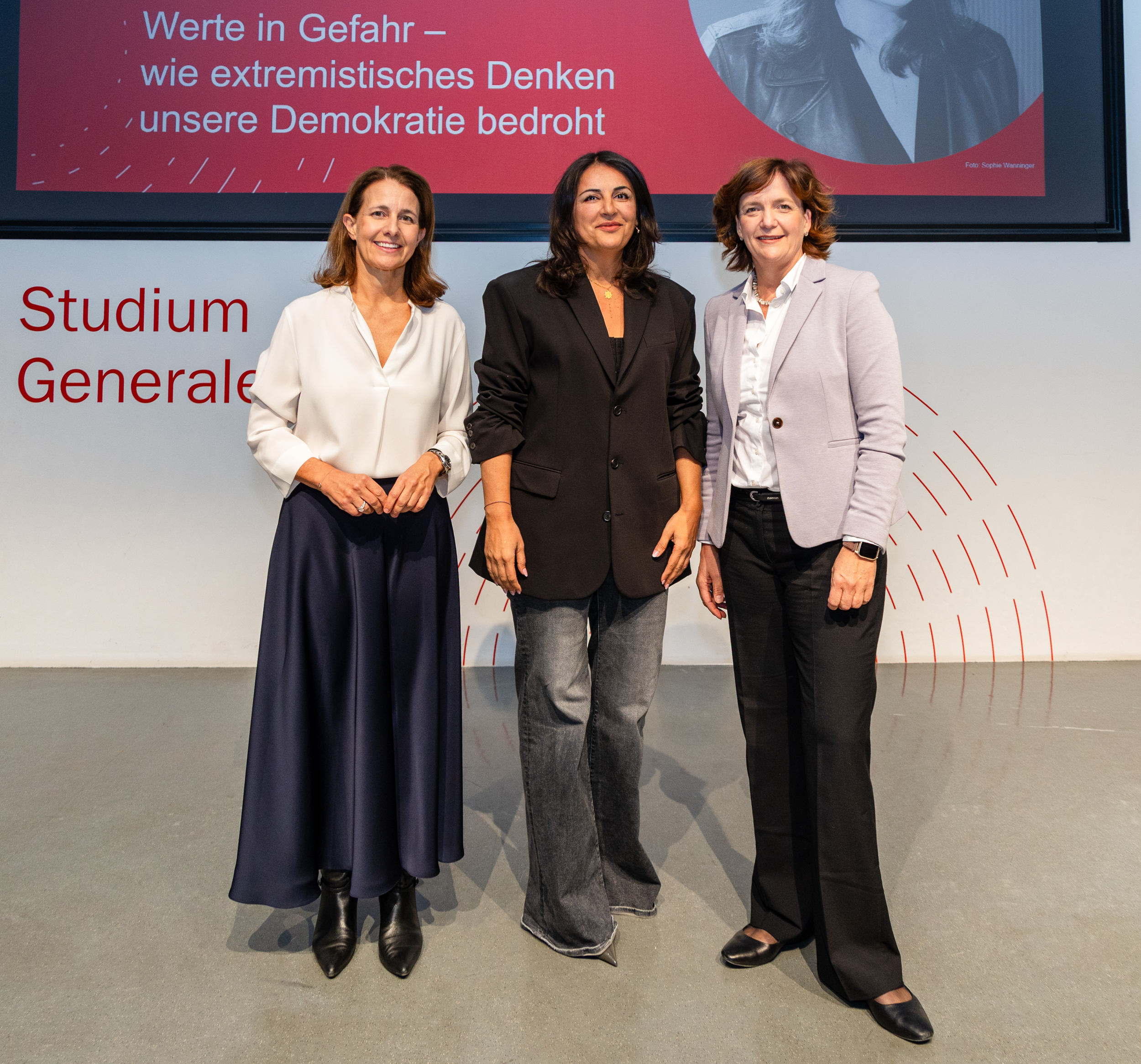 Die beiden Organisatorinnen des Studium Generale Prof. Dr. Nadine Walter (links) und Prof. Dr. Frauke Sander gemeinsam mit Düzen Tekkal (Mitte).
