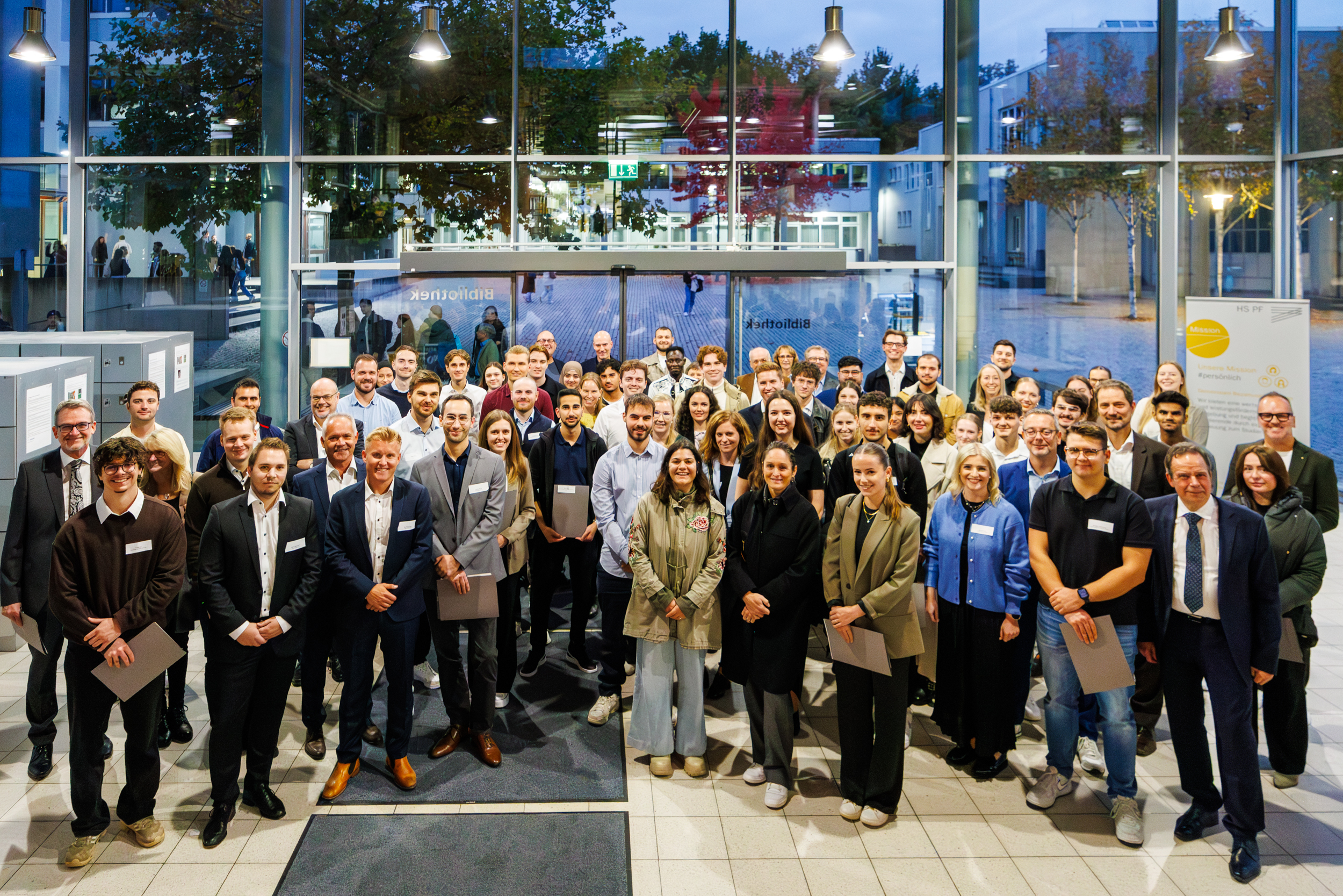 Gruppe von Stipendiaten und Förderern freuen sich gemeinsam mit dem Rektor der Hochschule Pforzheim