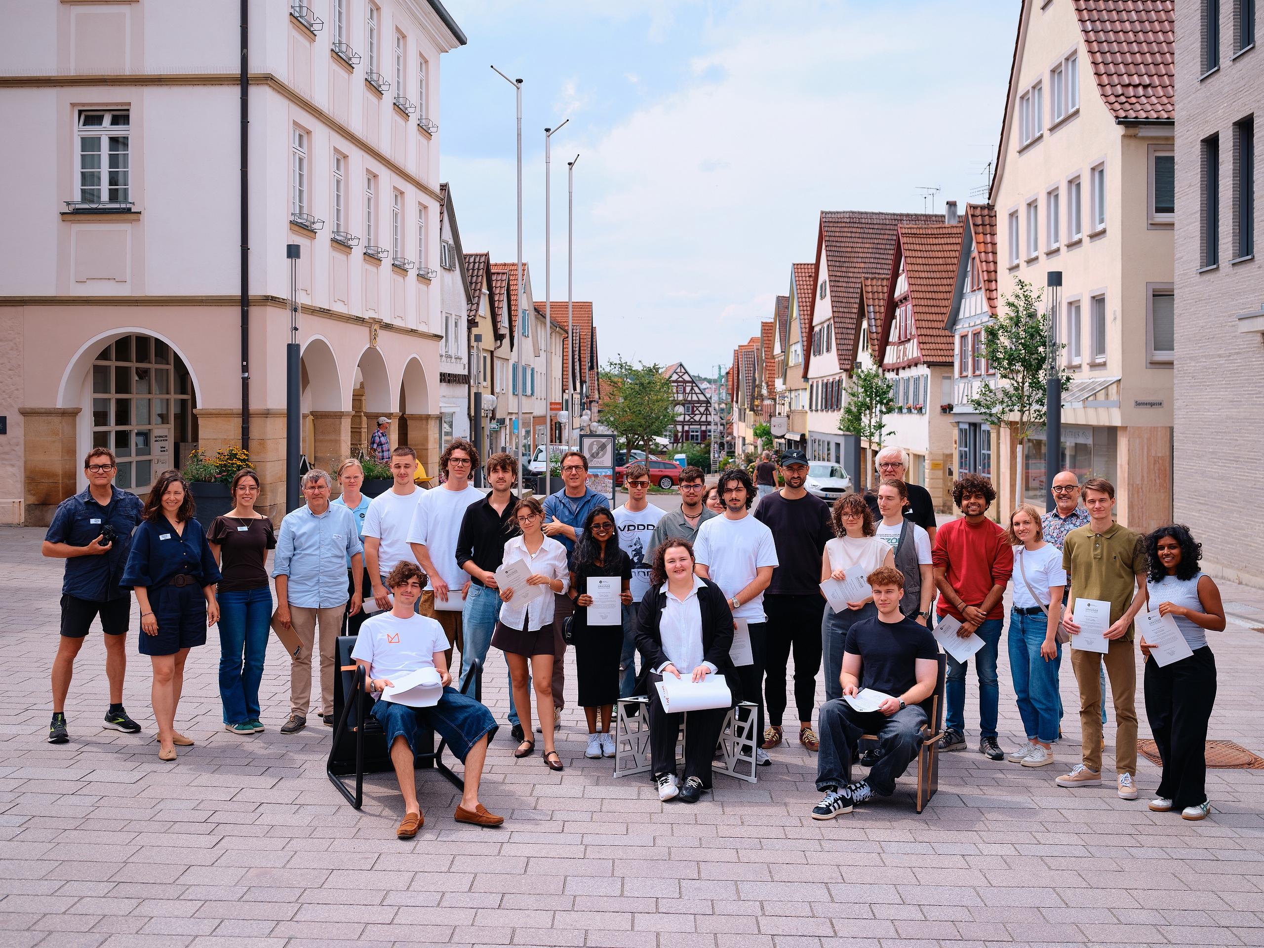 Grupper Studierender jubelt bei Präsentation in Marbach in Kamera