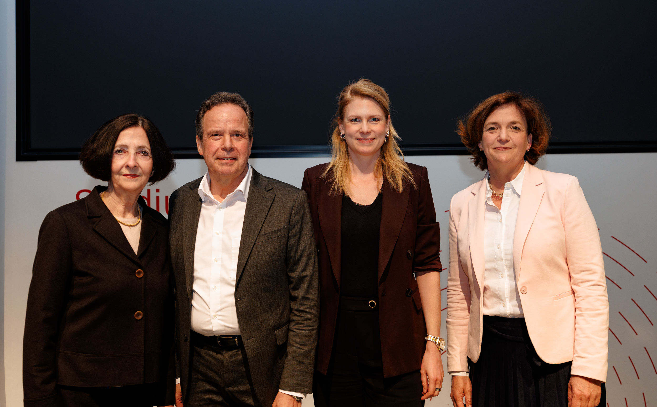 Drei Frauen und ein Mann (Rektor der Hochschule) schauen in die Kamera. Es handelt sich um die Organisatorinnen des Studium Generale gemeinsam mit der Rednerin des Abends.