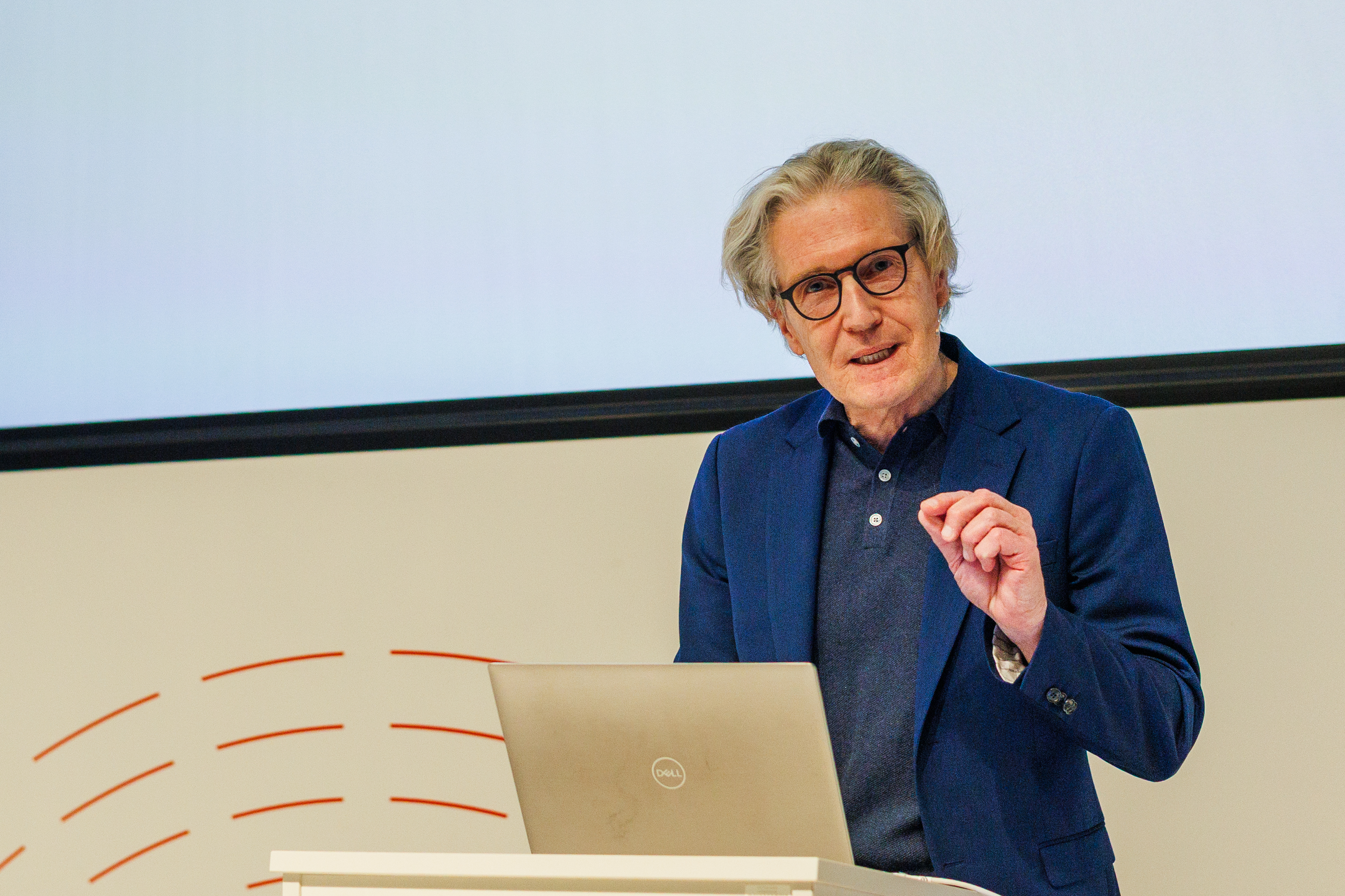 Prof. Jucker (ein älterer Herr mit grauen Haaren und Brille) bei seinem Vortrag im Audimax der Hochschule Pforzheim.