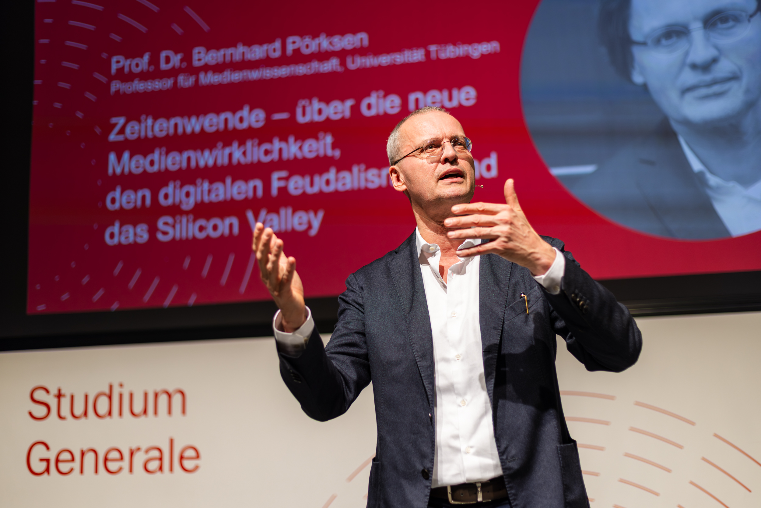 Ein Mann spricht im Vorlesungssaal.