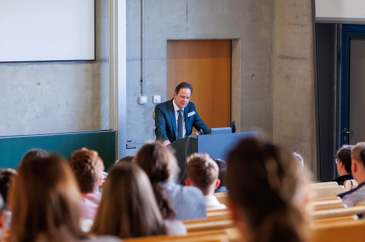 Prof. Ulrich Jautz am Redepult bei der Vergabefeier Deutschlandstipendium