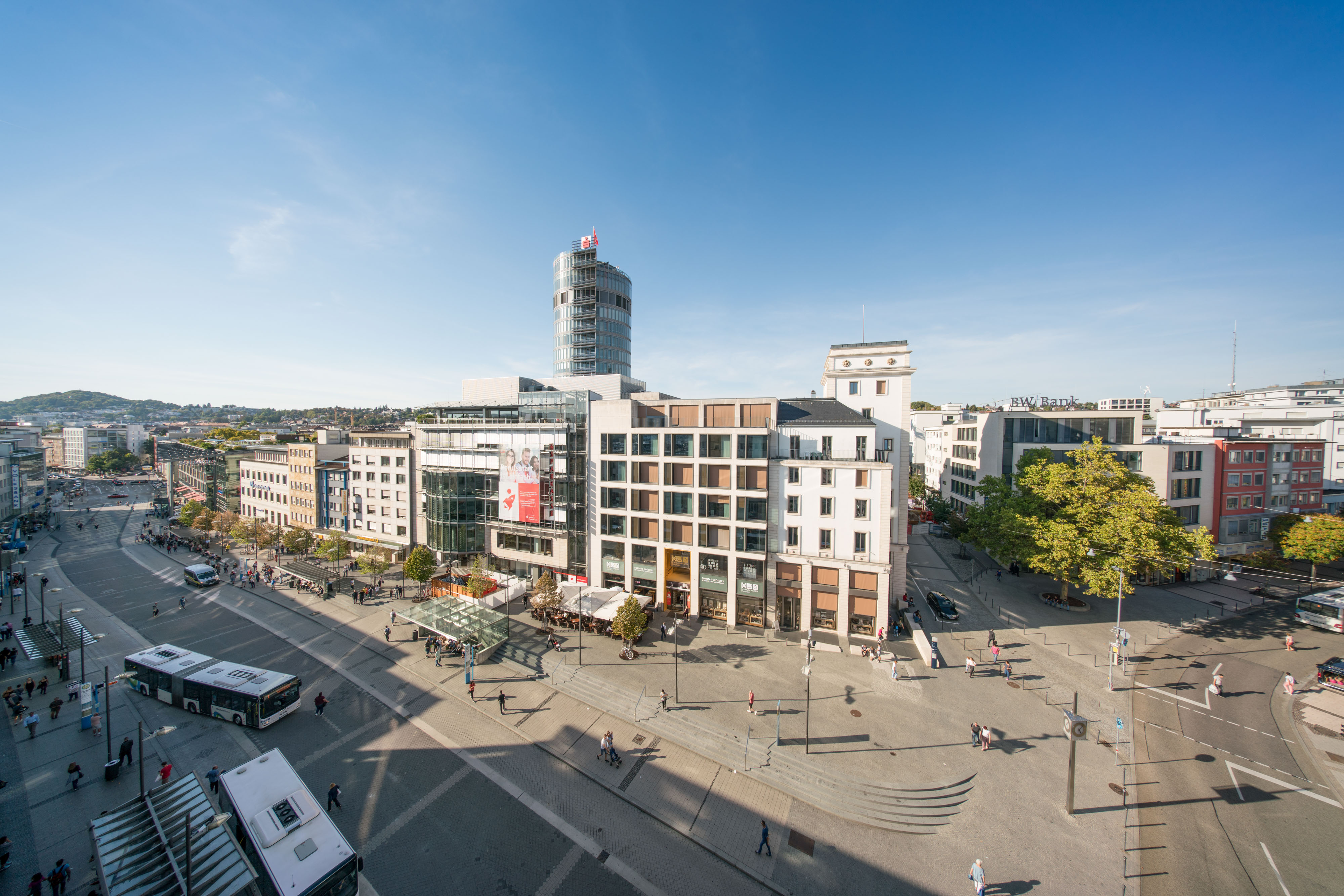 The picture shows Leopoldplatz, a shopping district with a street and buildings, in Pforzheim.