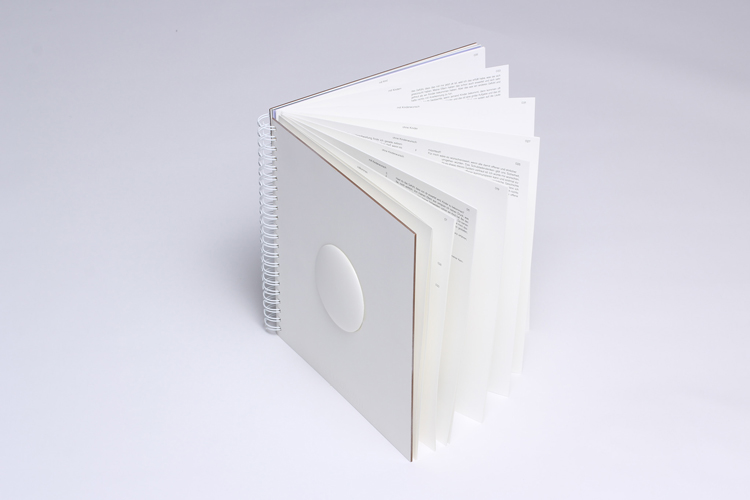 Foto: Cover des Künstlerbuches „VOLLKOMMEN” 2023/24, von Sophia Holstein 
