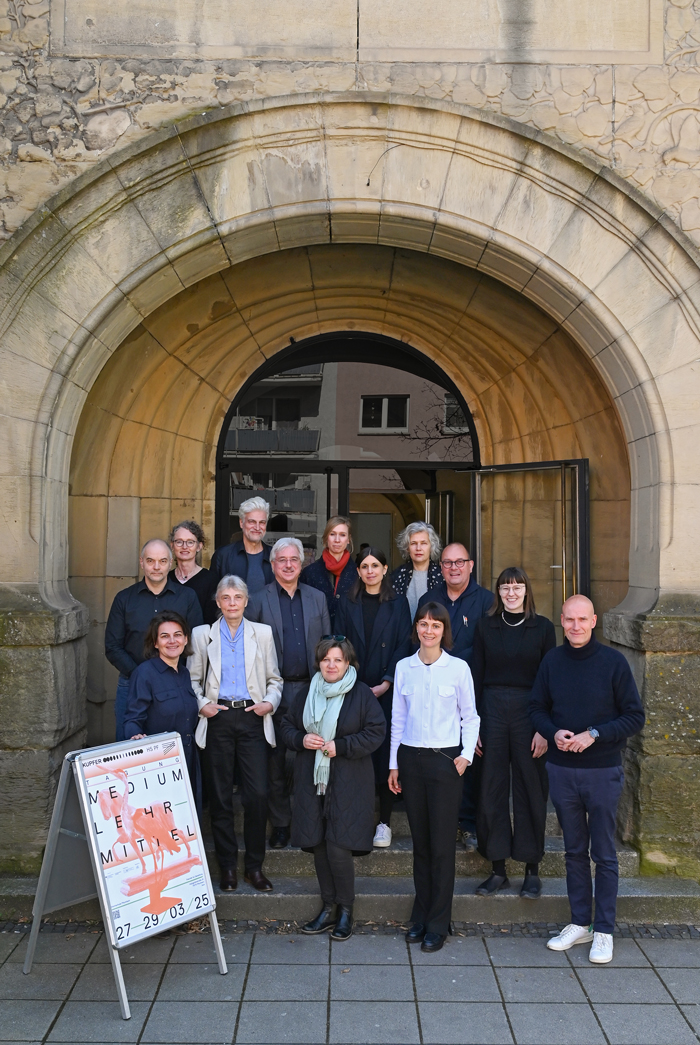 Tagung Medium Lehrmittel Forschungsprojekt Kupfer Gruppenbild vor der Fakultät für Gestaltung