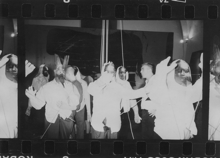 Fotografie von Menschen, die Masken tragen