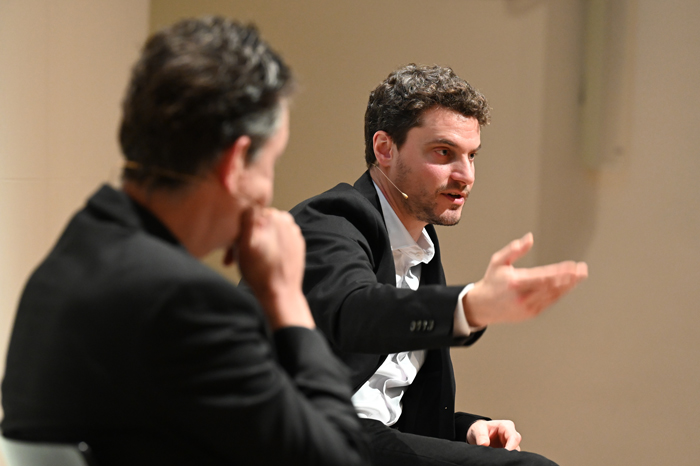 Tobias von Laubenthal und Robert Eikmeyer im Gespräch auf der Bühne