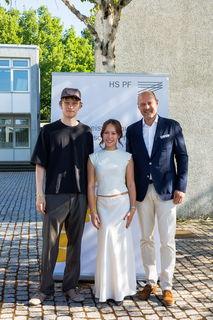 Foto von der Preisverleihung mit Jakob Wirtz, Marie Konstanzer und Johannes Schweizer