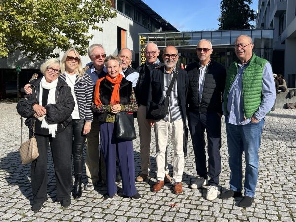 The photo shows the group of alumni during their visit to the campus.