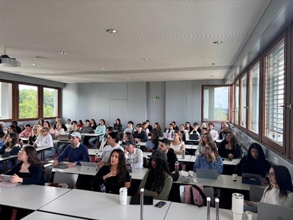 Studierende im Seminarraum während des Gastvortrags von Lidl