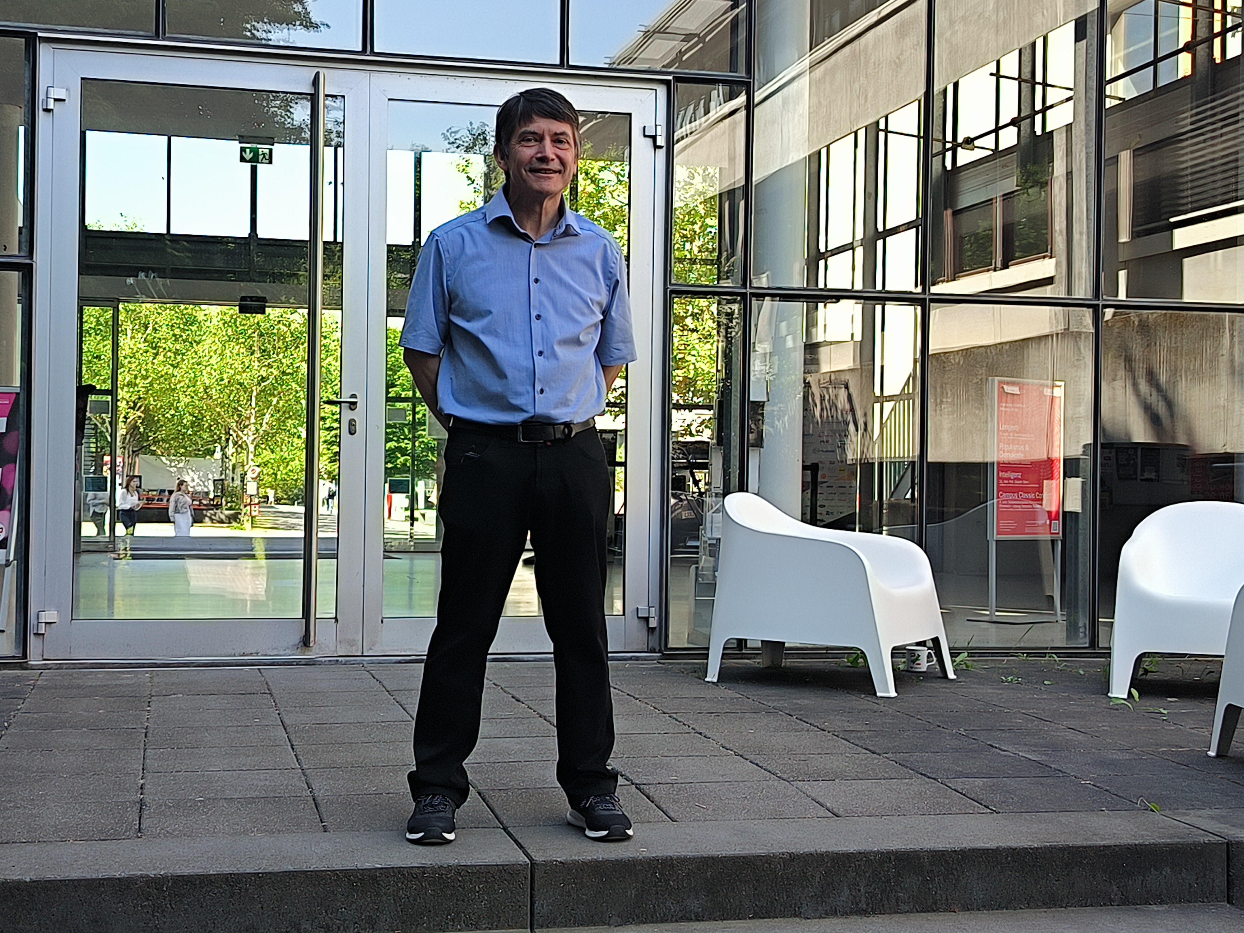 Prof. Dr. Frank Morelli vor der Business School